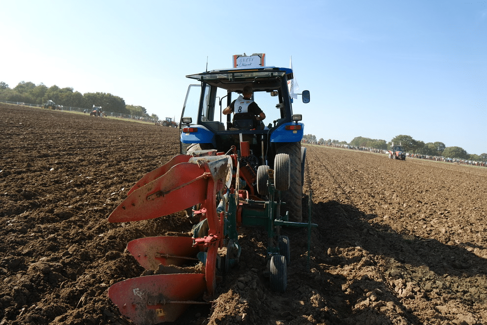 Tracteur labourant un champ lors du concours de labour Les Terres de Jim